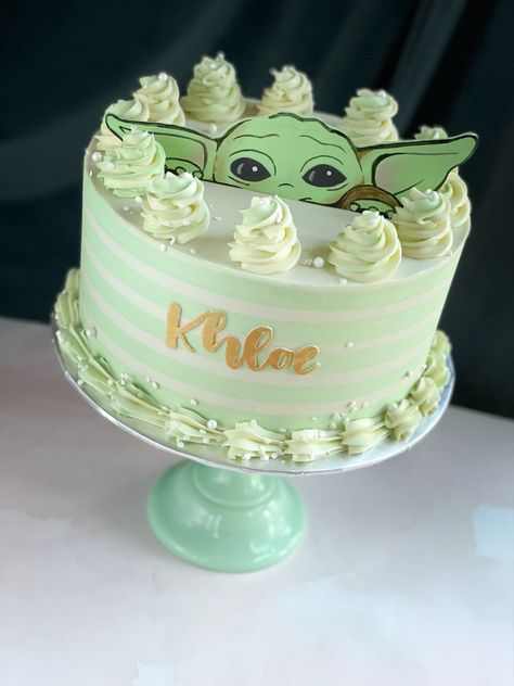 Babyyoda Birthday Party, Grogu Birthday Cake Ideas, Easy Grogu Cake, Yoda Smash Cake, Baby Yoda Smash Cake, Baby Yoda Birthday Party Ideas Girl, Baby Yoda Cake Ideas, Yoda Cake Ideas, Simple Star Wars Cake