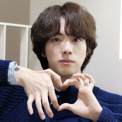 Jin making heart shape Jin Pretty, Jin Pfp, Seokjin Funny, Cute Jin, Jin Cute, Icons Jin, Jin Icon, Jin Photo, My Universe