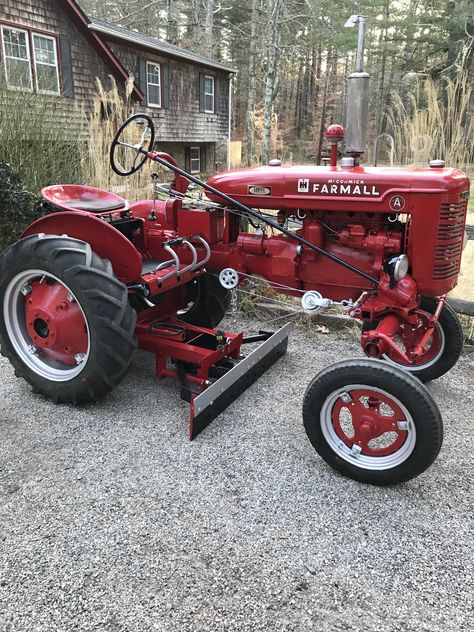 Farmall Super A, Sheep Pen, John Deere Garden Tractors, 8n Ford Tractor, Tractor Art, Ford 3000 Tractor, Old John Deere Tractors, Ford 4000 Tractor, Lawn Mower Tractor