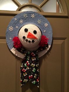 Straw Hat Crafts, At Home Business, Christmas Primitive Decor, Christmas Primitive Crafts, Wooden Snowmen, Snowman Hat, Winter Decorations, Painted Hats, Diy Snowman