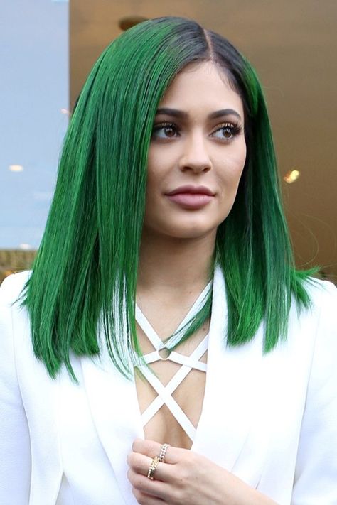 Celebrity Shoulder Length Hairstyles | Page 4 of 97 | Steal Her ... Kylie Jenner Hair Color, Neon Green Hair, Dark Green Hair, Jenner Hair, Kylie Jenner Hair, Trajes Kylie Jenner, Green Wig, Frontal Hairstyles, Ombre Wigs