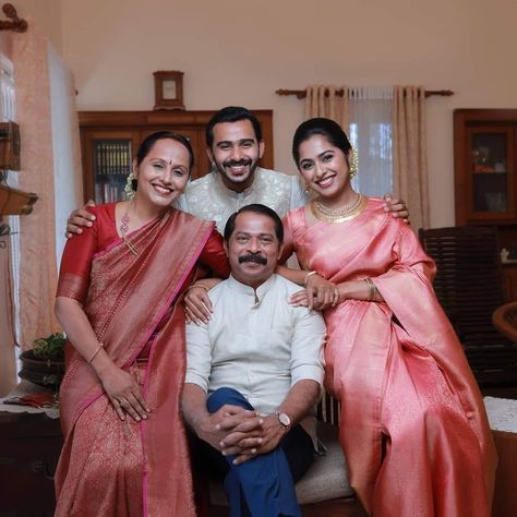 Kerala Family Photos, Family Portraits Indian, Indian Family Photo, Indian Family Photography, Family Portrait Photography Poses, Father Daughter Poses, South Indian Wedding Hairstyles, Family Dress, Big Family Photos