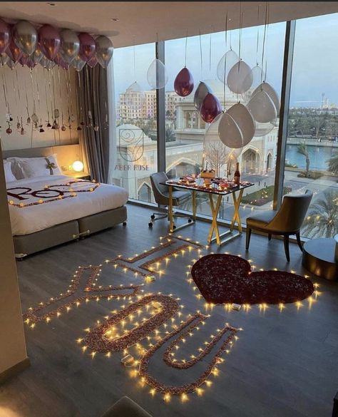 Valentine's Day Hotel, Romantic Hotel Rooms, Romantic Room Surprise, Romantic Dinner Decoration, Romantic Valentines Day Ideas, Romantic Room Decoration, Surprise Birthday Decorations, Wedding Room Decorations, Birthday Room Decorations