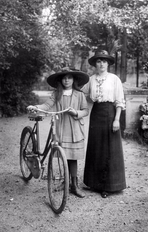 Lovely Vintage Pictures of Mothers with Daughters from the late 19th to early 20th Centuries 1910s Pictures, Mother Pictures, 1910s Fashion, Old Photography, Mary Poppins, Edwardian Era, Edwardian Fashion, Vintage Portraits, Moda Vintage