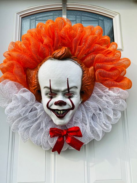 Pennywise Wreath, Pumpkin Creations, Scary Clown Face, Vampire Makeup Halloween, It Clown, Floral Crafts, Clown Face, Vampire Makeup, Halloween Deco Mesh