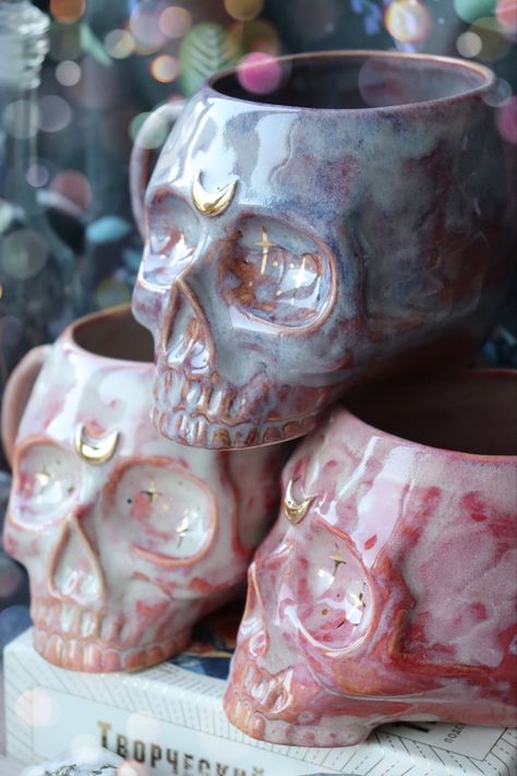 Skull Mug Pottery, Scary Ceramics Ideas, Horror Pottery, Ceramic Skull Painting Ideas, Goth Ceramics, Gothic Ceramics, Witchy Ceramics, Spooky Ceramics, Dark Ceramics