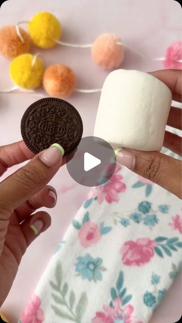 Precious Simons on Instagram: "S’more Smoreos please!! 🍫   @stoverandcompany eleven o one milk deluxe chocolate   #bakedbyprecious #oreos #oreosmores #smoreos #summertreats" Marshmallow Dipped, Marshmallow Dip, Chocolate Dipped Oreos, Chocolate Covered Marshmallows, Dipped Oreos, Oreo Truffles, Chocolate Topping, Chocolate Covered Oreos, Instagram S