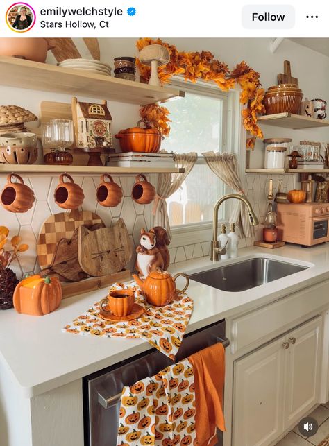 Kitchen Fall Decorating Ideas, Halloween Kitchen Decor, Fall Kitchen Decor, Kitchen Decor Ideas, Halloween Kitchen, Small Space Diy, Fall Kitchen, Seasonal Home Decor, Cozy Decor