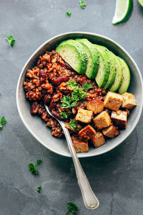 Enchiladas in a bowl! Flavorful, spicy, cheesy and very satisfying! The perfect meal for a weeknight dinner, ready in 30 minutes! #plantbased #vegan #tofu Enchilada Bowl, Vegetarian Bowls, Vegan Enchiladas, Power Bowl, Power Bowls, Healthy Bowls, Banh Mi, Diet Vegetarian, Easy Appetizer Recipes