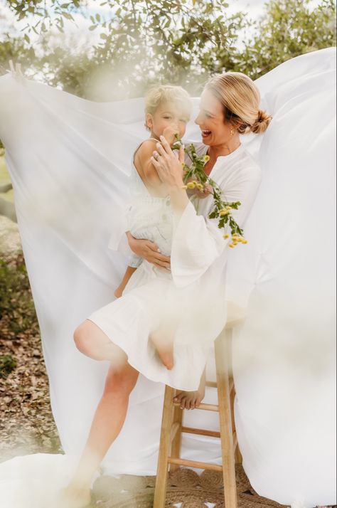 Motherhood photo session white sheet photoshoot Gifts Made With Cricut, White Sheet Photoshoot, Mothers Day Gifts Toddlers, Mommy And Me Poses, Sheet Photoshoot, Motherhood Photos, Boho Photography, Kid Summer, Mommy And Me Photo Shoot