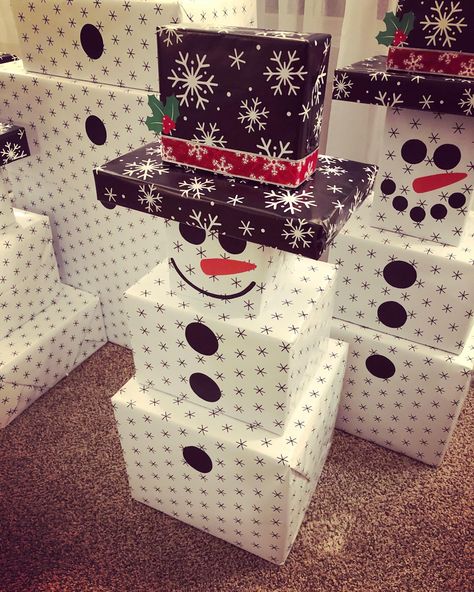 Snowman Christmas Gift Tower, Snowman Gift Boxes Stackable, Box Snowman Diy, Snowman Tower Presents, Snowman Gift Wrapping Ideas, Snowman Boxes Stackable Diy, Snowman Gift Tower Cute Ideas, Snowman Wrapping Ideas, Snowman Wrapped Presents