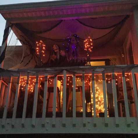 Halloween Apartment Decor Balcony, Apartment Porch Halloween Decorations, Balcony Halloween Ideas, Apartment Balcony Halloween Decor, Halloween Balcony Decor, Halloween Balcony Decorations Apartment, Halloween Balcony Ideas, Apartment Porch, Halloween Balcony