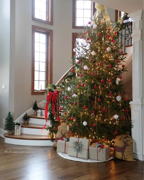 Christmas Tree Ideas With Tinsel, Red And White Christmas Tree Aesthetic, Tinsel Strands Christmas Tree, Red Tinsel Christmas Tree, Christmas Tree Ideas Tinsel, Tinsel Tree Decorating Ideas, Christmas Tree With Tinsel, Gold Tinsel Tree, Gold Tinsel Christmas Tree