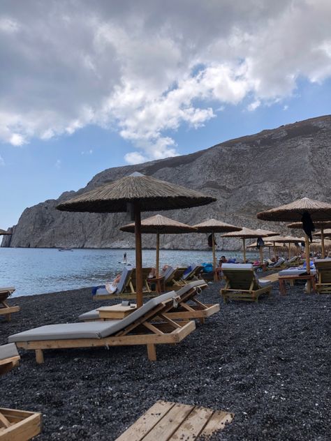 Santorini Kamari, Kamari Santorini, Cloudy Beach, Beautiful Places To Travel, Beach Days, Santorini, Beach Day, Sun Lounger, Places To Travel