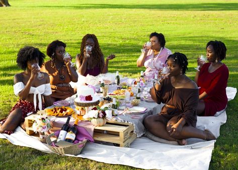 Black girl magic picnic #melaninpoppin #blackphotoshoot Black girl hairstyles Picnic Date Outfits, Girl Picnic, Picnic Pictures, Picnic Photography, African Natural Hairstyles, Ladies Brunch, Picnic Inspiration, Picnic Decorations, Picnic Birthday