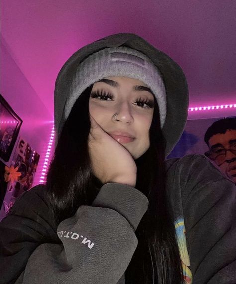 Grey Beanie Outfit, White Beanie Outfit, Black Beanie Outfit, Beanie Hairstyles, Beanie Outfit, Swag Outfits For Girls, Ideas For Instagram Photos, Cute Poses For Pictures, Cute Poses