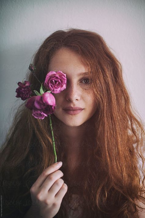 Fairy Oak, Rose Reference, Ginger Models, Natural Redhead, Ginger Girls, Tilt Shift, Holding Flowers, Female Portraits, 인물 사진