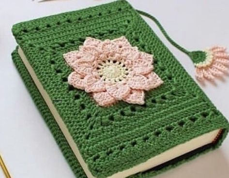 Crochet Book Cover, Crochet Bookmark Pattern, Crochet Case, Crochet Book, Crochet Bookmarks, Fun Crochet Projects, Crochet Motifs, Crochet Books, Diy Crochet Projects