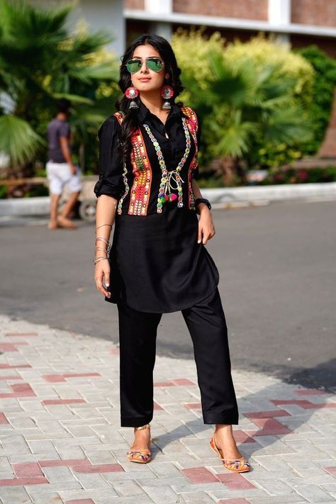 Koti Style Frock, Black Short Kurti, Asees Kaur, Ankit Gupta, Garba Outfit, Garba Dress, Punjabi Singer, Isha Malviya, Navratri Dress