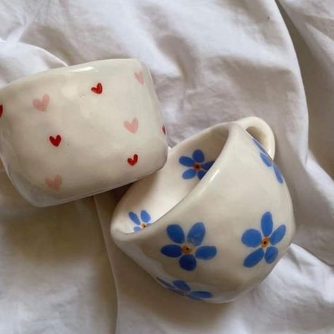 Clay Teacup Ideas, Cute Cermanics, Cup Designs Ceramics, Cute Pottery Ideas Aesthetic, Mug Inspiration Design, Acrylic Paint Crafts Diy, Handmade Ceramics Aesthetic, Cup Ceramic Painting, Paint Pottery Aesthetic