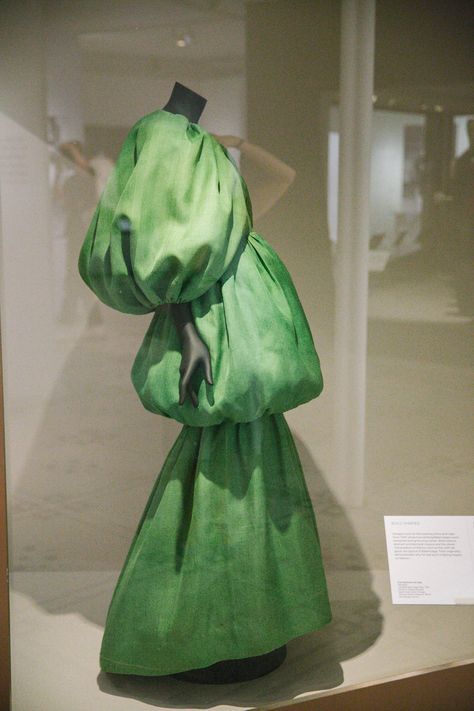 Balloon Gown, Balenciaga Work, Green Balenciaga, Goose Costume, Clothing Folds, Cristobal Balenciaga, Womens Wear Daily, Balenciaga Fashion, Cristóbal Balenciaga