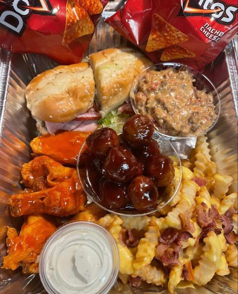 Baby Shower Plates Food, Meals For Black People, Birthday Party Food Black People, Food Thread, Baby Shower Food Black People, Burger Tray, Food Tray Ideas, Baby Shower Party Food, Barbecue Food