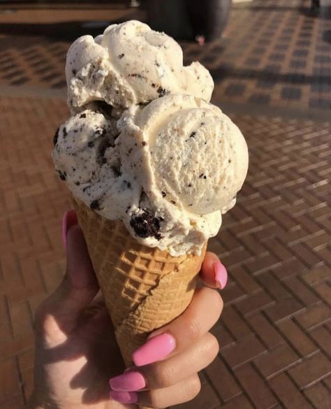 Pinterest | ashleynxoxo✨ #food #foodgasm Cookie Dough Ice Cream, Yummy Ice Cream, Junk Food Snacks, Food Babe, Think Food, Unhealthy Food, Food Obsession, Cookies And Cream, Ice Cream Cone