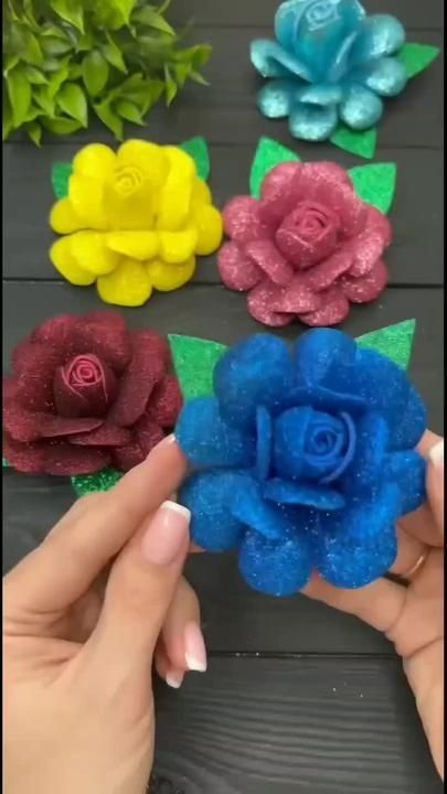 Adorable Crafts, Paper Flower Backdrop Diy, Glitter Paper Crafts, Paper Projects Diy, Foam Sheet Crafts, Rose Crafts, Ribbon Crafts Diy, Seni Dan Kraf, Paper Flower Crafts