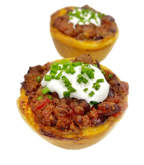 Chili Stuffed Cornbread Muffins, Chili Cornbread Muffins, Mini Cornbread Chili Cups, Sausage Cornbread Muffins, Chili Bowl Recipe, Cornbread Bowl, Cornbread Appetizer, Chili Pot Pie, Bbq Truck