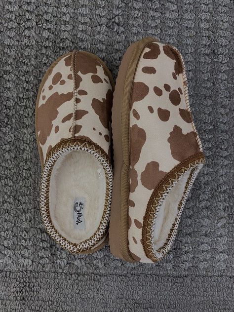 Cow Slippers, Casual Country Outfits, Cowgirl Accessories, Western Shoes, Bling Bags, Dr Shoes, Country Style Outfits, Preppy Shoes, Cute Country Outfits