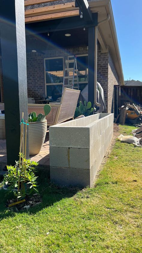 Cinder Block Flower Garden, Center Block Retaining Wall Ideas, Diy Raised Garden Bed Cinder Blocks, Cinderblock Planter Wall, Center Block Fences, Cinder Block Patio Wall, Cinder Block Planters Diy, Diy Cinder Block Wall, Cinderblock Raised Beds