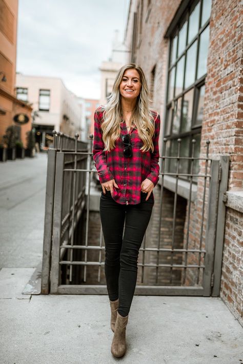 Checked Shirt Outfit, Buffalo Plaid Outfit, Elle Apparel, Red Checked Shirt, Plaid Shirt Outfits, Casual Plaid Shirt, Casual Spring Outfit, Trendy Spring Outfits, Yummy Mummy