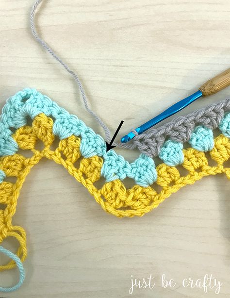 Crochet Granny Ripple Tutorial - Free Crochet Pattern by Just Be Crafty Crochet Ripple Pattern, Ripple Stitch, Crochet Square Patterns, Granny Squares Pattern, Crochet Motifs, Granny Square Crochet Pattern, Crochet Stitches Tutorial, Crochet Stitches Patterns, Afghan Crochet Patterns