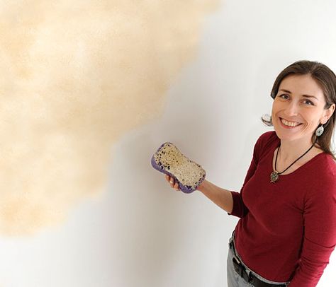 Let's learn a Simple Sponging Technique. Why sponging? Because it is the easiest ( and least expensive) faux finish, but done right, this is one of the most sophisticated faux finishes.  Perfect project for DIY decorators! Subtle mottled finishes like these create an excelent background for ste Faux Finishes For Walls, Sponge Painting Walls, Faux Concrete Wall, Faux Finish Painting, Faux Painting Techniques, Murs Roses, Faux Walls, Wall Painting Techniques, Sponging