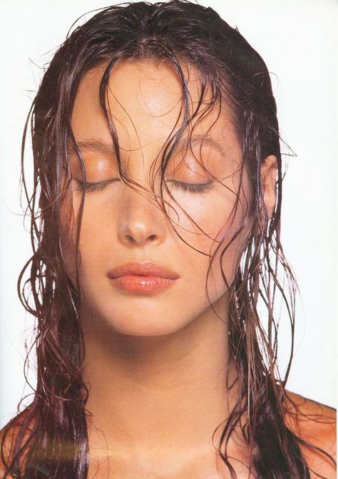 Patrick Demarchelier, Vogue Beauty, Model Inspo, Vogue Uk, Christy Turlington, Monica Bellucci, Wet Look, Model Life, Fresh And Clean