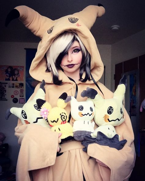 Mimikyu Tattoo, Pokemon Halloween Costume, Pokemon Costumes, Pokemon Halloween, Sun And Moon Drawings, Hallowen Costume, Pokemon Cosplay, Moon Drawing, Halloween Makeup Looks