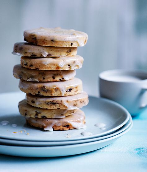 Currant and lemon shortbread with vanilla glaze Currant Cookies, Vanilla Glaze Recipe, Cookies Shortbread, Lemon Shortbread, Bakers Kitchen, Vanilla Glaze, Shortbread Cookie, Glaze Recipe, Best Cookie Recipes