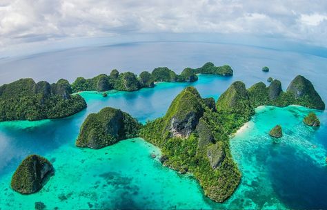 Wayag Islands at Raja Ampat | Papua Explorers Raja Ampat Islands, Water Bungalow, Raja Ampat, Overwater Bungalows, Underwater Life, Remote Island, Paradise On Earth, Seminyak, Best Resorts