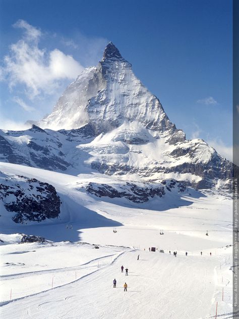 Matterhorn Zermatt Switzerland the skiing area around the matterhorn is amazing Ski Switzerland, Zermatt Ski, Switzerland Aesthetic, Skiing Aesthetic, Ski Aesthetic, Ski Culture, Zermatt Switzerland, Best Ski Resorts, Snow Trip