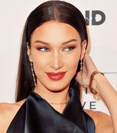 Bella Hadid Icon, Cheap Makeup Products, Acrylic Makeup Organizers, Buy Makeup, Makeup Organizers, Brushes Makeup, Cheap Makeup, Makeup Mirrors, Bella Hadid