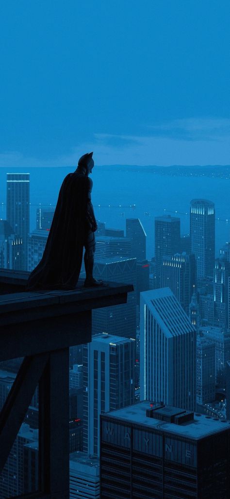 Batman Watching Over Gotham, Batman Overlooking Gotham, Spider Man Lockscreen Wallpaper, The Batman Lockscreen, Wache Wallpaper, Batman Wallpaper Iphone Hd, Vintage Marvel Wallpaper, Movie Background Aesthetic, Batman The Dark Knight Wallpaper