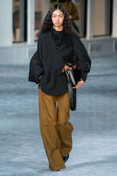 3.1 Phillip Lim Fall 2019 Ready-to-Wear Fashion Show - Vogue Look 80s, Fall Fashion Coats, Mode Chanel, 가을 패션, Fall Fashion Trends, Fashion Show Collection, 3.1 Phillip Lim, Look At You, Phillip Lim