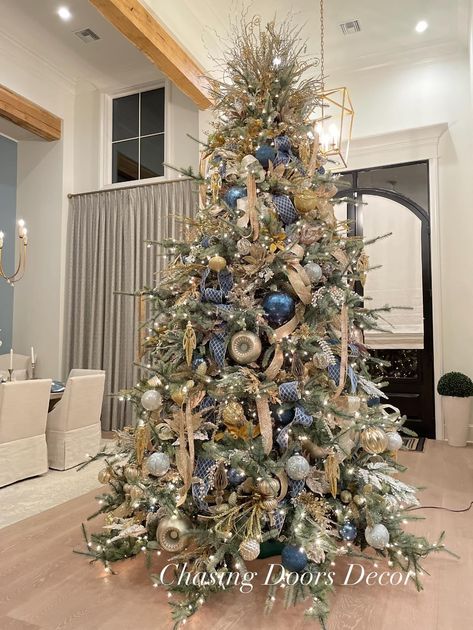 Xmas Colors, White Xmas Tree, Blue Christmas Lights, Glam Christmas Tree, Christmas House Lights, Florida Christmas, Blue Christmas Decor, Cozy Christmas Decor, Glam Christmas