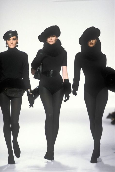 christian dior fw 1991 Dior Runway 90s, Classic Fashion Looks, Dior 90s, Dior Collection, 90s Runway Fashion, Runway Fashion Couture, Runway Outfits, Vintage Black Glamour, Gianfranco Ferre