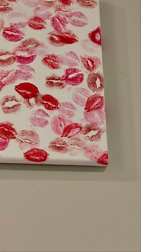 Friend Painting Ideas, Mouth Painting, Lips Painting, Kiss Painting, Friend Canvas, Prettiest Celebrities, Valentinstag Party, Friend Painting, Diy Lipstick