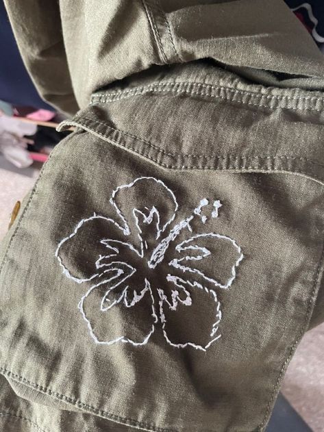 How To Embroider Hibiscus, Jeans With Embroidered Flowers, Embroidery Hibiscus Flower, No Face Embroidery, Embroidered Jeans Aesthetic, Hand Embroidered Clothes Diy, How To Embroider Flowers On Jeans, Embroidery Inspiration Aesthetic, Jean Embroidery Ideas