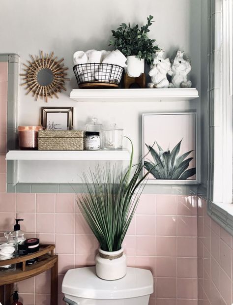 Small Vintage Bathroom, Pink Tile Bathroom, Pink Bathroom Tiles, Wc Decoration, Decor Makeover, Pink Tile, Rustic Bathroom Shelves, Old Bathrooms, Pink Bathroom Decor