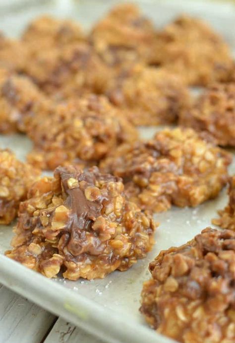 These no-bake cookies are just perfect for the holidays! Browse our page to find some of the best cookie recipes that require NO oven! No Bake Caramel Cookies, Cornflake Cookies Recipe, Salted Caramel Desserts, Caramel Dessert Recipes, Cornflake Cookies, Easy No Bake Cookies, Cookie Dough To Eat, Toffee Chips, Baked Caramel