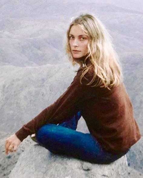 @HistoryInPix : Sharon Tate in Joshua Tree 1968. https://t.co/9cPGmyDycp Roman Polanski, Sharon Tate, Futuristic Style, Vintage Hair, Vintage Stuff, 60s Fashion, Bohemian Fashion, Joshua Tree, Girls Fashion