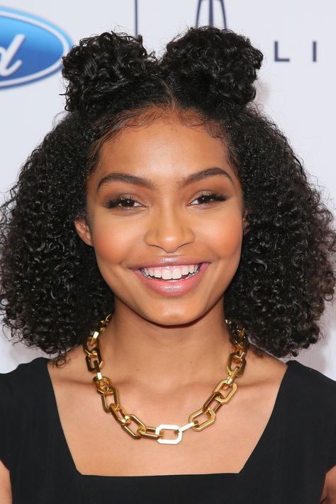 11 Ways to Wear Your Hair Down This Summer That Won’t Make You Overhea | Teen Vogue Birthday Hairstyle, Natural Hair Ponytail, Yara Shahidi, Pony Tails, Space Buns, Long Box Braids, Girls Natural Hairstyles, Natural Styles, Hair Crush